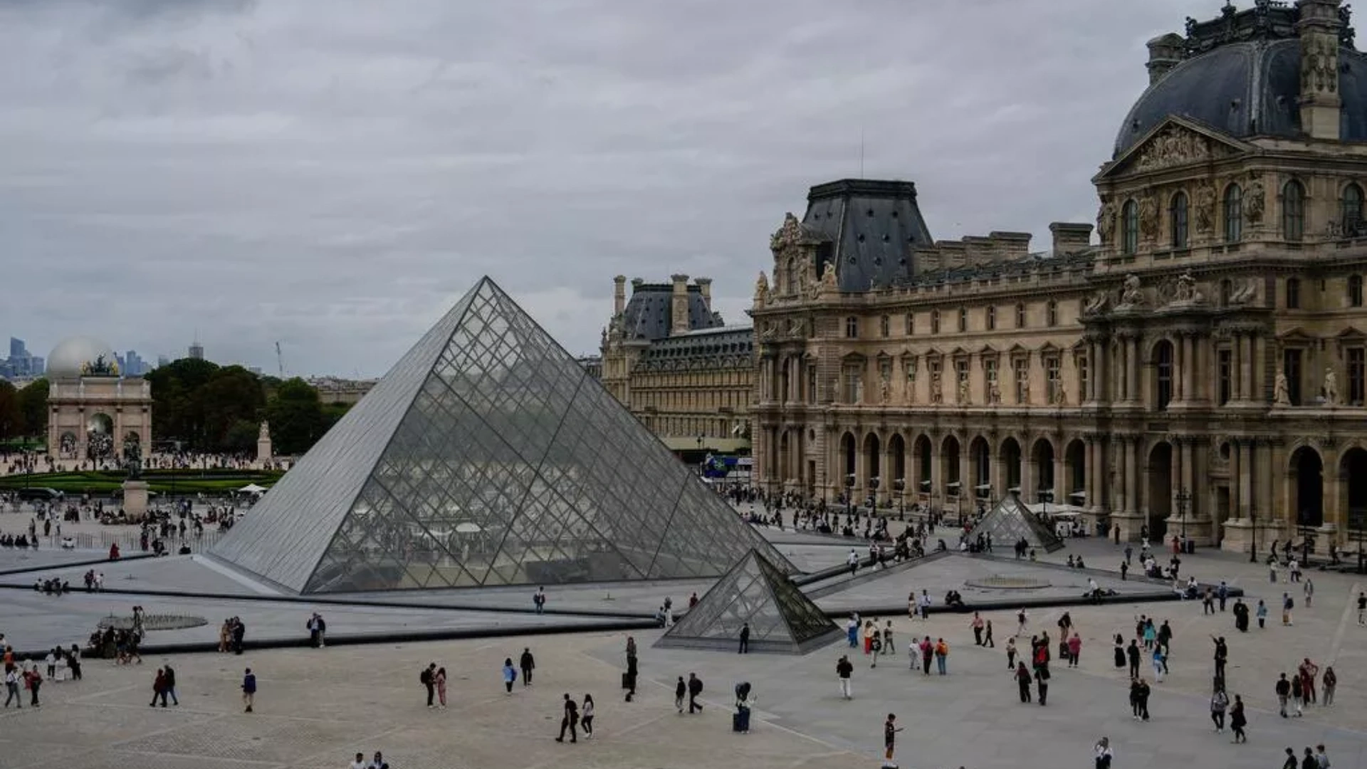 louv Louvre Museum Director Laurence des Cars Resigns