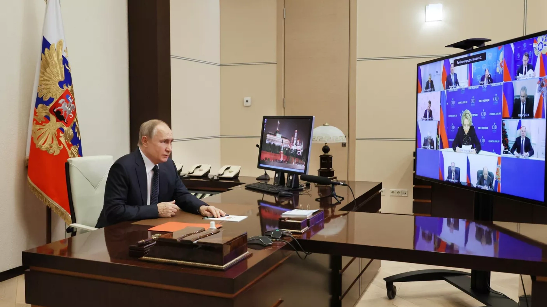 put-guv Putin Holds Meeting with Security Council Members