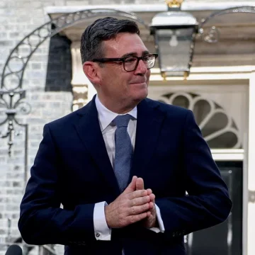 ing-yeni Handover at Downing Street: Starmer Steps Down, Burnham Takes Over as UK’s Fifth Prime Minister in Four Years