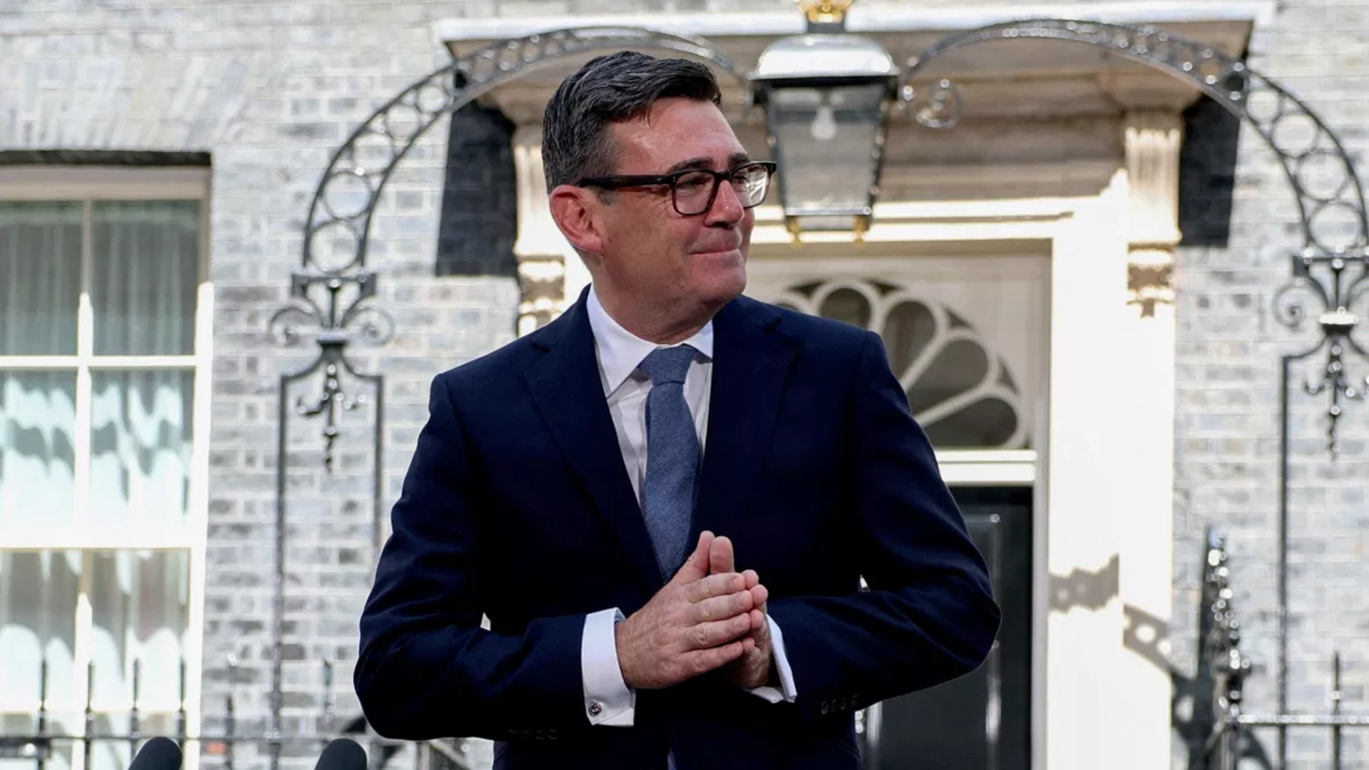ing-yeni Handover at Downing Street: Starmer Steps Down, Burnham Takes Over as UK’s Fifth Prime Minister in Four Years